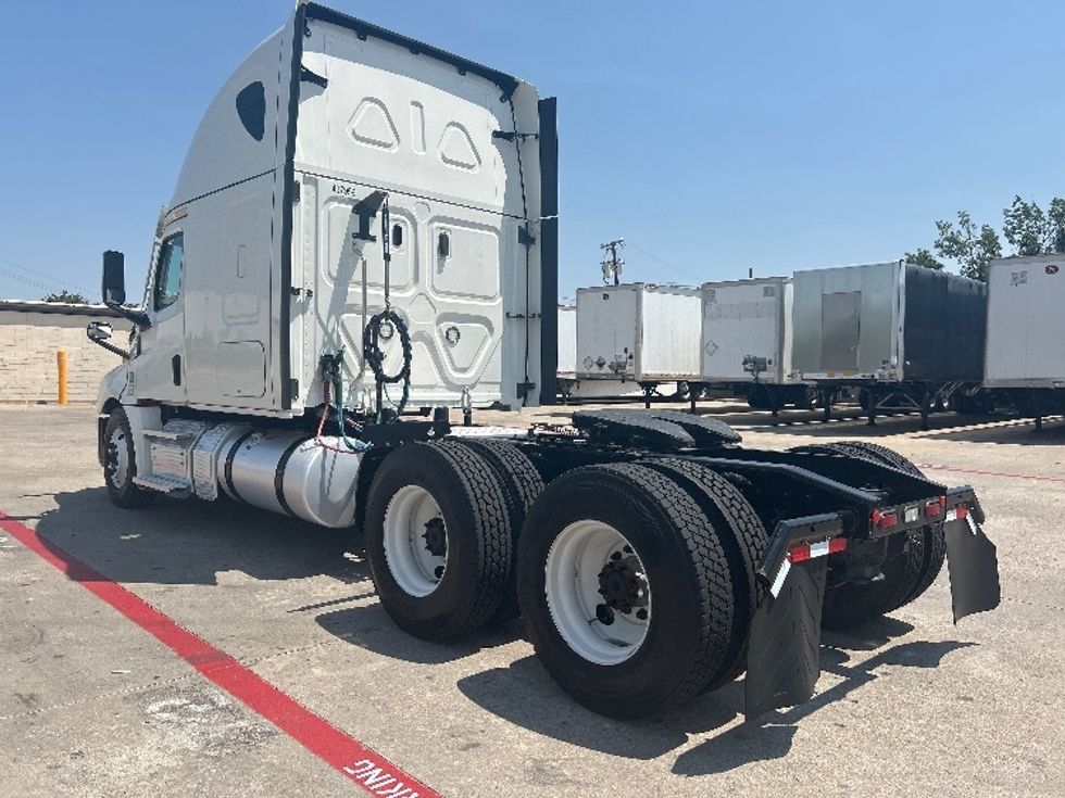Sleeper Tractor-Heavy Duty Tractors-Freightliner-2022-T12664ST-Carrollton-TX-592,665\n\t\tmiles-$ 64,250 - Image 5