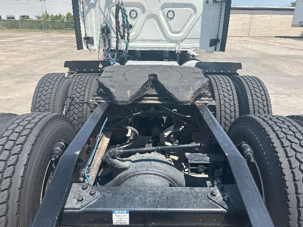 Sleeper Tractor-Heavy Duty Tractors-Freightliner-2022-T12664ST-Carrollton-TX-592,665\n\t\tmiles-$ 64,250 - Image 6