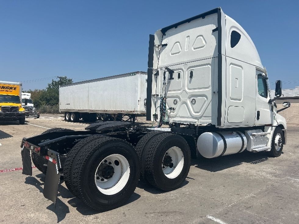 Sleeper Tractor-Heavy Duty Tractors-Freightliner-2022-T12664ST-Carrollton-TX-592,665\n\t\tmiles-$ 64,250 - Image 7