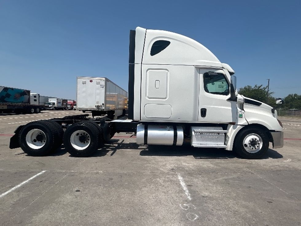 Sleeper Tractor-Heavy Duty Tractors-Freightliner-2022-T12664ST-Carrollton-TX-592,665\n\t\tmiles-$ 64,250 - Image 8