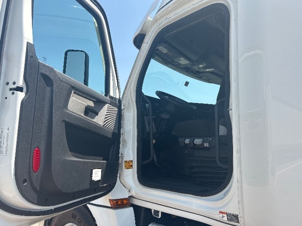 Sleeper Tractor-Heavy Duty Tractors-Freightliner-2022-T12664ST-Carrollton-TX-592,665\n\t\tmiles-$ 64,250 - Image 9