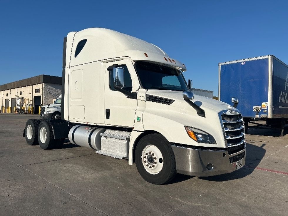 Sleeper Tractor-Heavy Duty Tractors-Freightliner-2022-T12664ST-Carrollton-TX-684,163\n\t\tmiles-$ 47,750 - Image 1