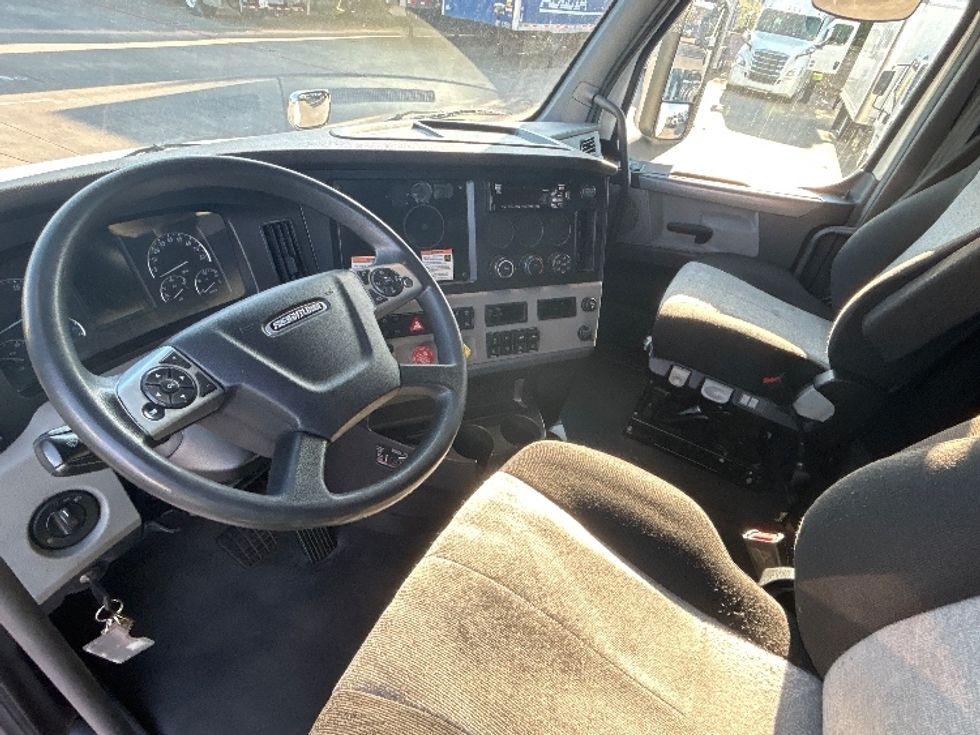 Sleeper Tractor-Heavy Duty Tractors-Freightliner-2022-T12664ST-Carrollton-TX-684,163\n\t\tmiles-$ 47,750 - Image 10