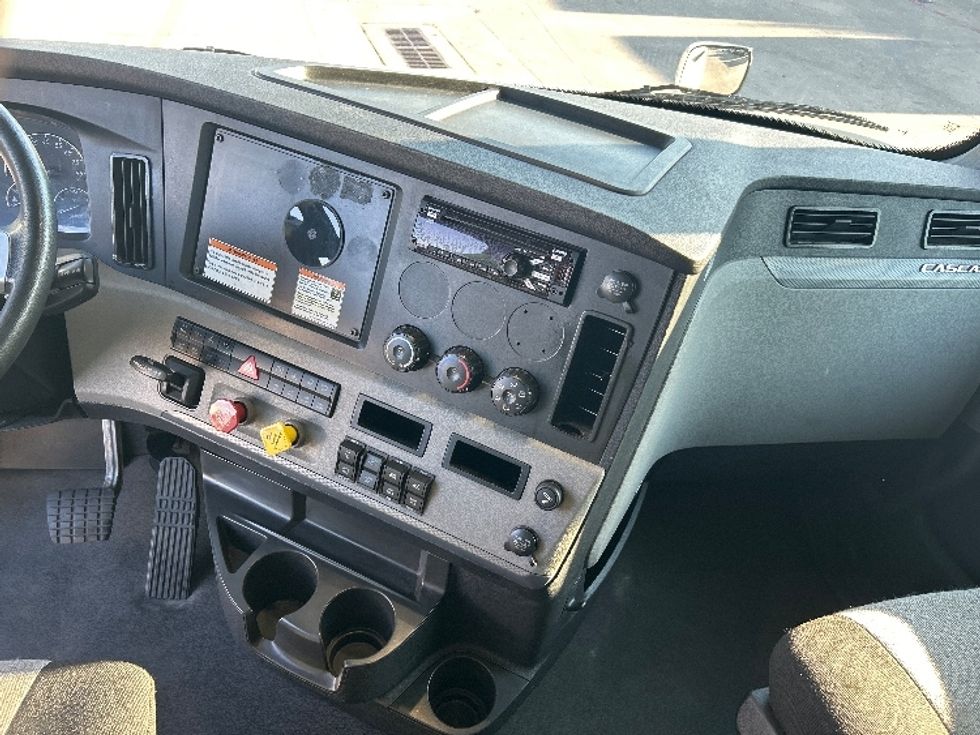 Sleeper Tractor-Heavy Duty Tractors-Freightliner-2022-T12664ST-Carrollton-TX-684,163\n\t\tmiles-$ 47,750 - Image 12