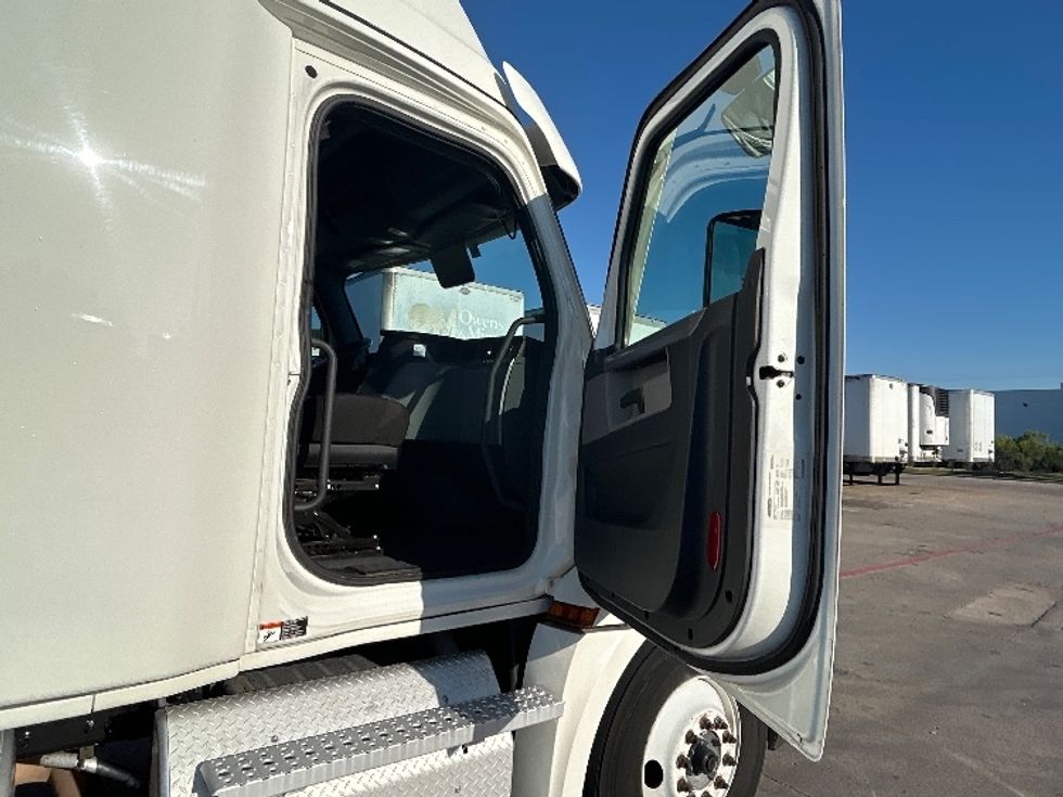 Sleeper Tractor-Heavy Duty Tractors-Freightliner-2022-T12664ST-Carrollton-TX-684,163\n\t\tmiles-$ 47,750 - Image 13