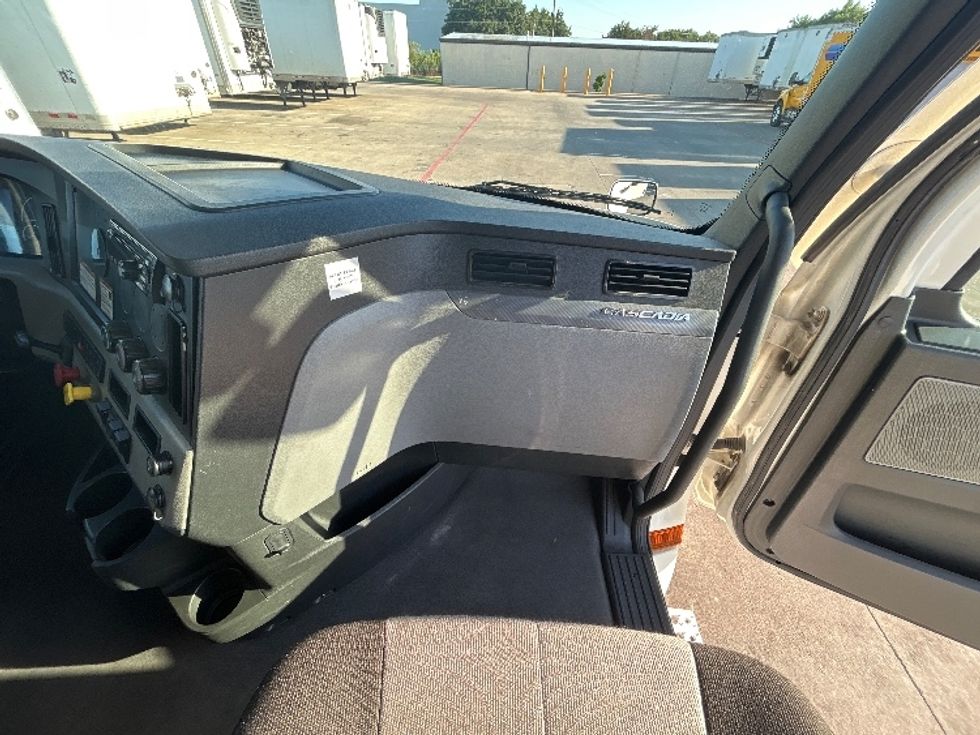 Sleeper Tractor-Heavy Duty Tractors-Freightliner-2022-T12664ST-Carrollton-TX-684,163\n\t\tmiles-$ 47,750 - Image 14