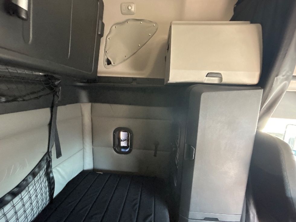Sleeper Tractor-Heavy Duty Tractors-Freightliner-2022-T12664ST-Carrollton-TX-684,163\n\t\tmiles-$ 47,750 - Image 18