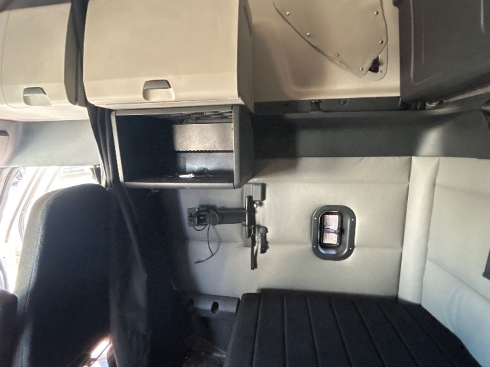 Sleeper Tractor-Heavy Duty Tractors-Freightliner-2022-T12664ST-Carrollton-TX-684,163\n\t\tmiles-$ 47,750 - Image 19