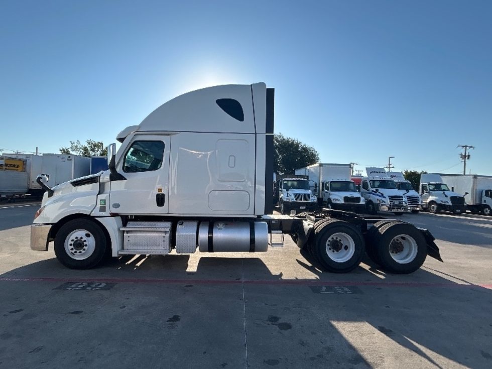 Sleeper Tractor-Heavy Duty Tractors-Freightliner-2022-T12664ST-Carrollton-TX-684,163\n\t\tmiles-$ 47,750 - Image 4