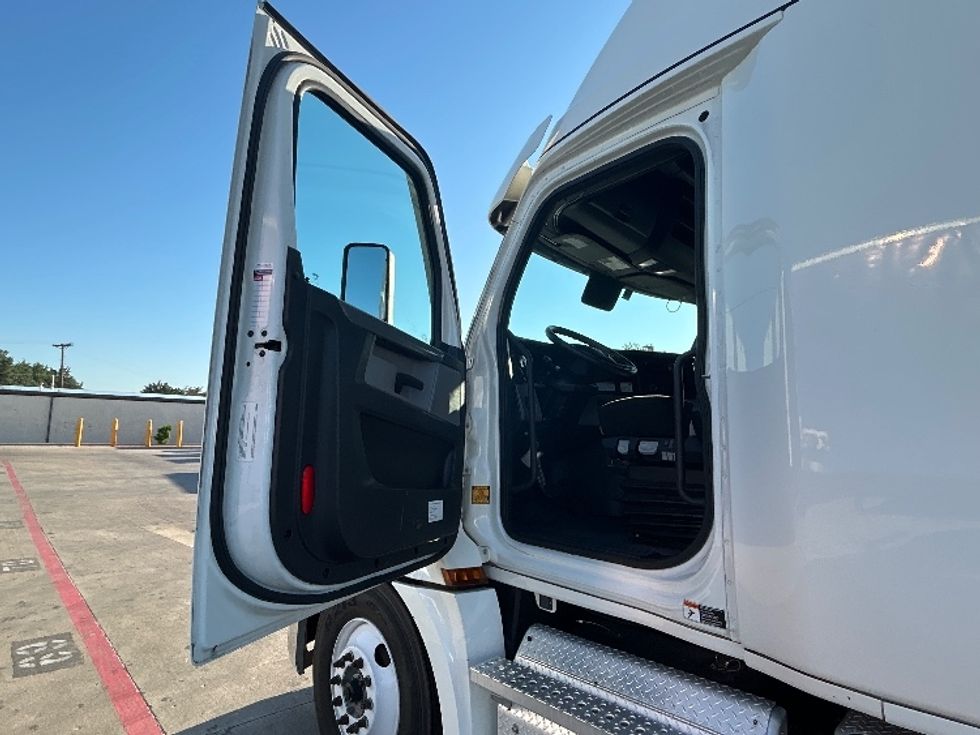 Sleeper Tractor-Heavy Duty Tractors-Freightliner-2022-T12664ST-Carrollton-TX-684,163\n\t\tmiles-$ 47,750 - Image 9