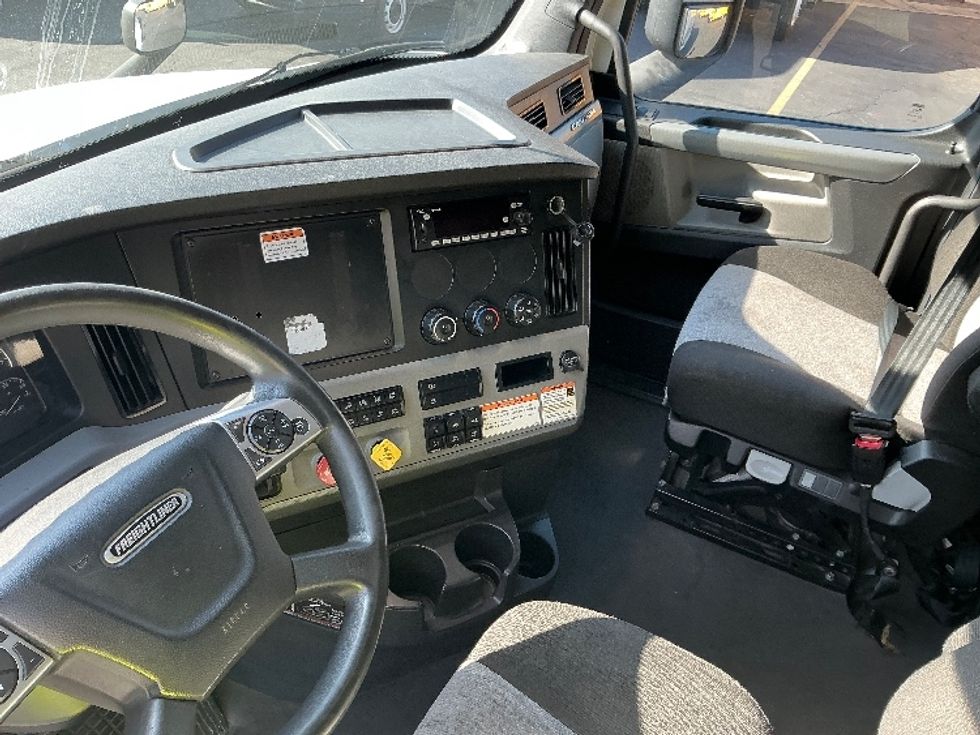 Sleeper Tractor-Heavy Duty Tractors-Freightliner-2022-T12664ST-Carson-CA-480,585\n\t\tmiles-$ 78,250 - Image 10