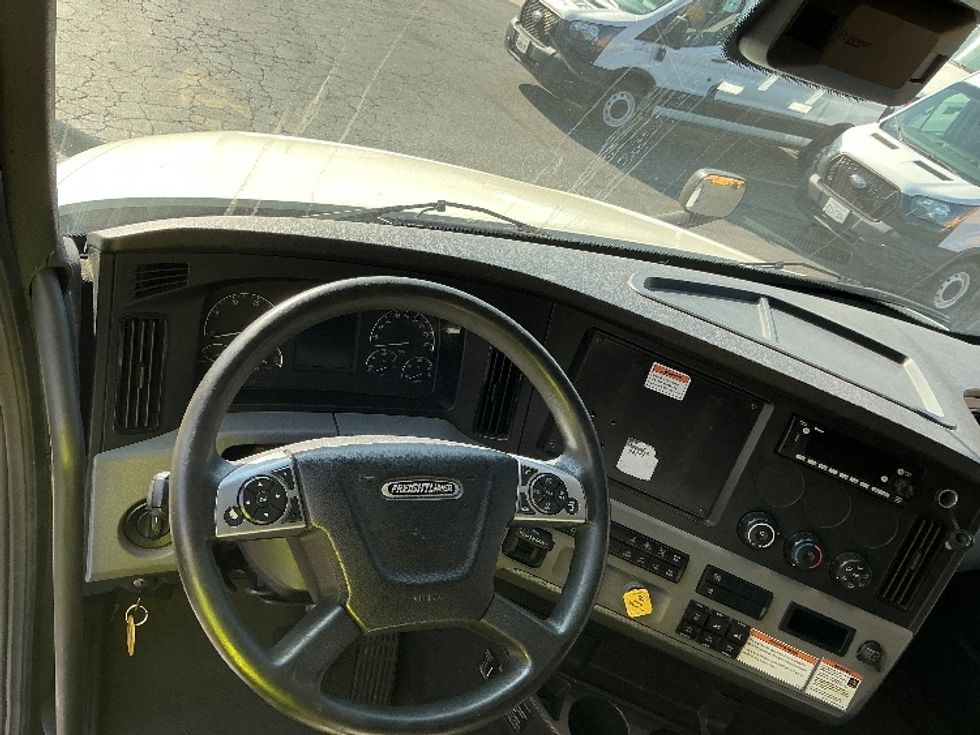 Sleeper Tractor-Heavy Duty Tractors-Freightliner-2022-T12664ST-Carson-CA-480,585\n\t\tmiles-$ 78,250 - Image 11