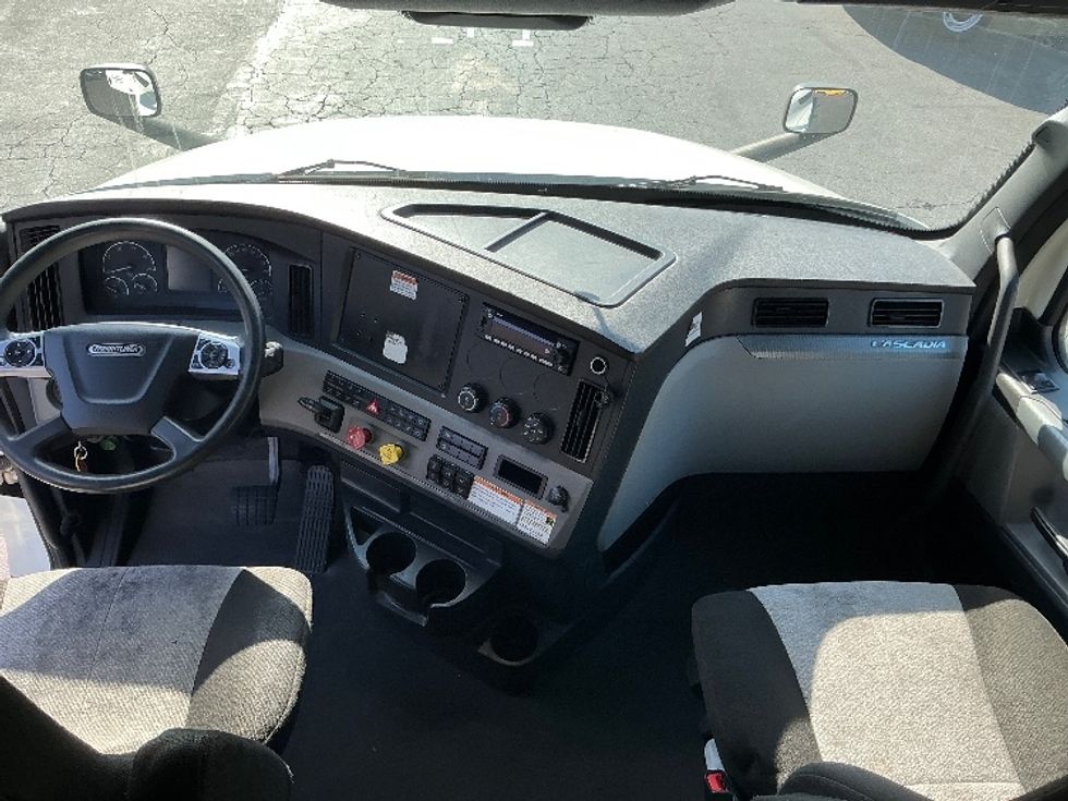 Sleeper Tractor-Heavy Duty Tractors-Freightliner-2022-T12664ST-Carson-CA-480,585\n\t\tmiles-$ 78,250 - Image 12