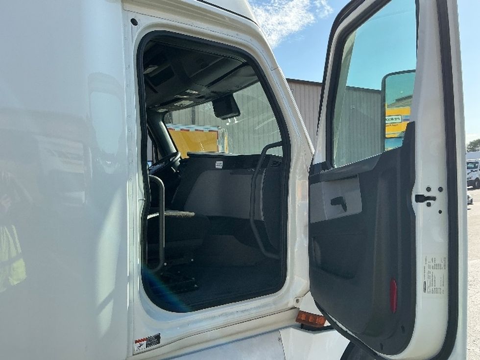 Sleeper Tractor-Heavy Duty Tractors-Freightliner-2022-T12664ST-Carson-CA-480,585\n\t\tmiles-$ 78,250 - Image 13