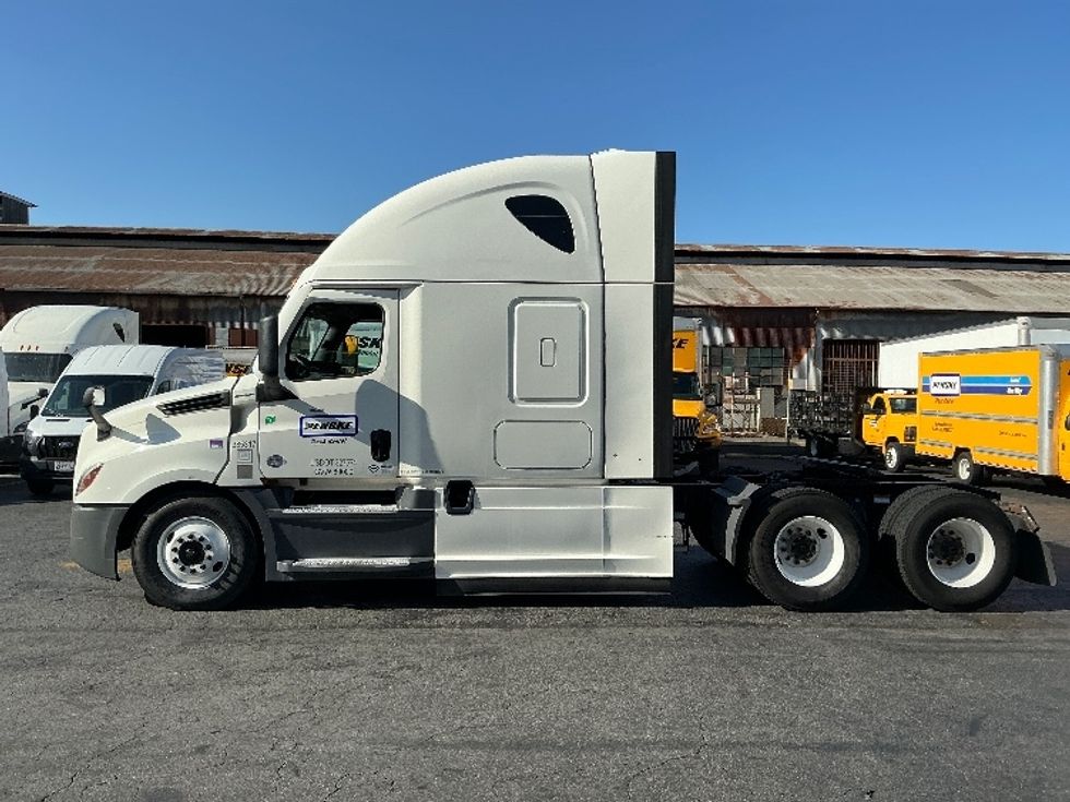 Sleeper Tractor-Heavy Duty Tractors-Freightliner-2022-T12664ST-Carson-CA-480,585\n\t\tmiles-$ 78,250 - Image 4