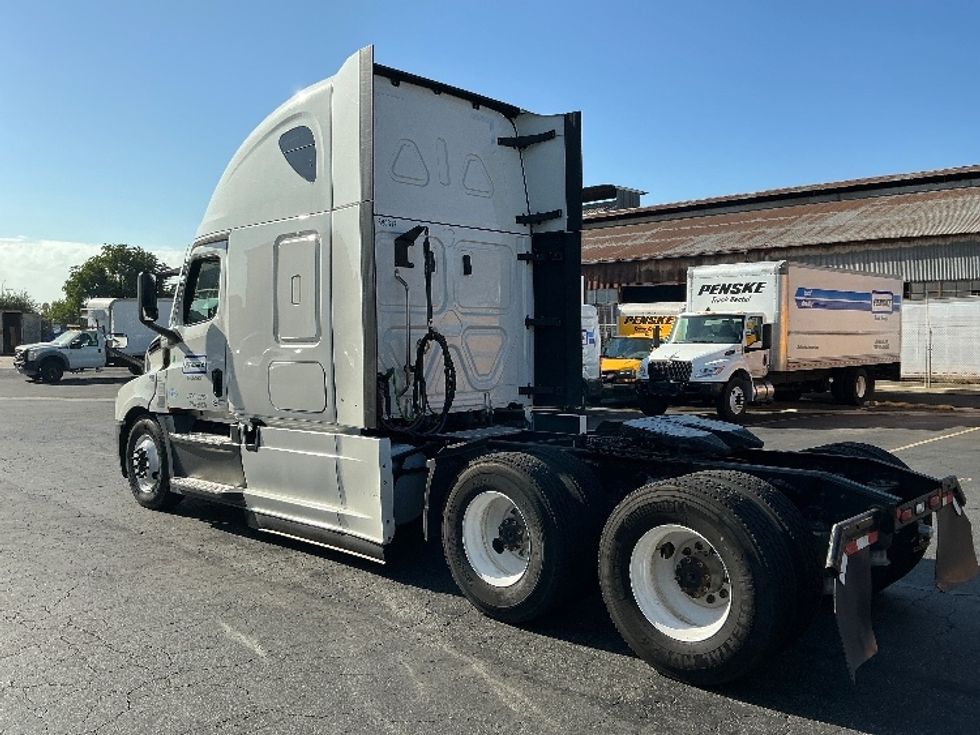 Sleeper Tractor-Heavy Duty Tractors-Freightliner-2022-T12664ST-Carson-CA-480,585\n\t\tmiles-$ 78,250 - Image 5