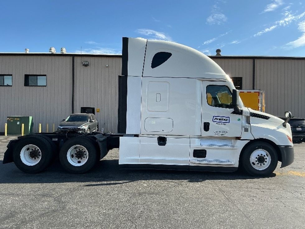 Sleeper Tractor-Heavy Duty Tractors-Freightliner-2022-T12664ST-Carson-CA-480,585\n\t\tmiles-$ 78,250 - Image 8