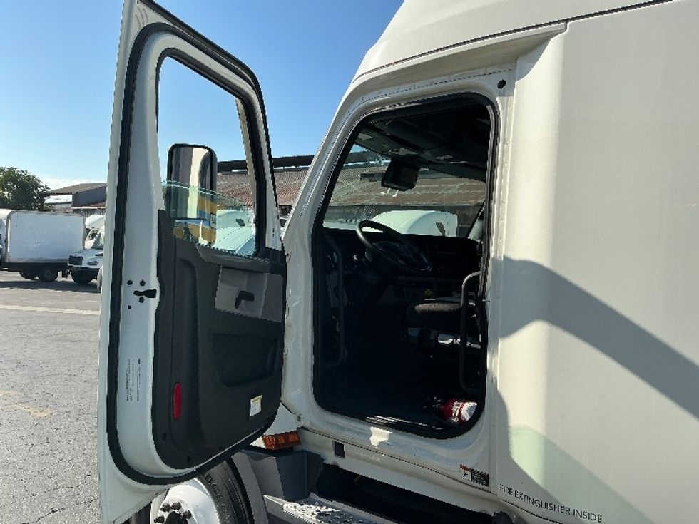 Sleeper Tractor-Heavy Duty Tractors-Freightliner-2022-T12664ST-Carson-CA-480,585\n\t\tmiles-$ 78,250 - Image 9