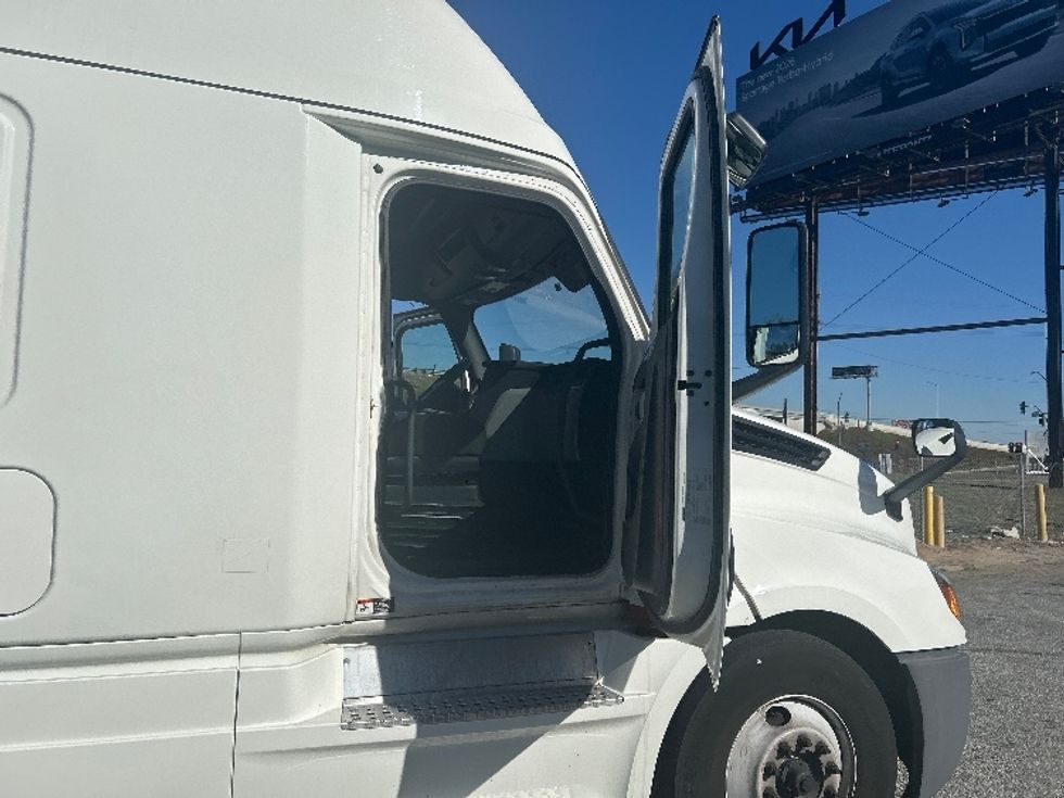 Sleeper Tractor-Heavy Duty Tractors-Freightliner-2022-T12664ST-Carson-CA-508,471\n\t\tmiles-$ 66,500 - Image 13