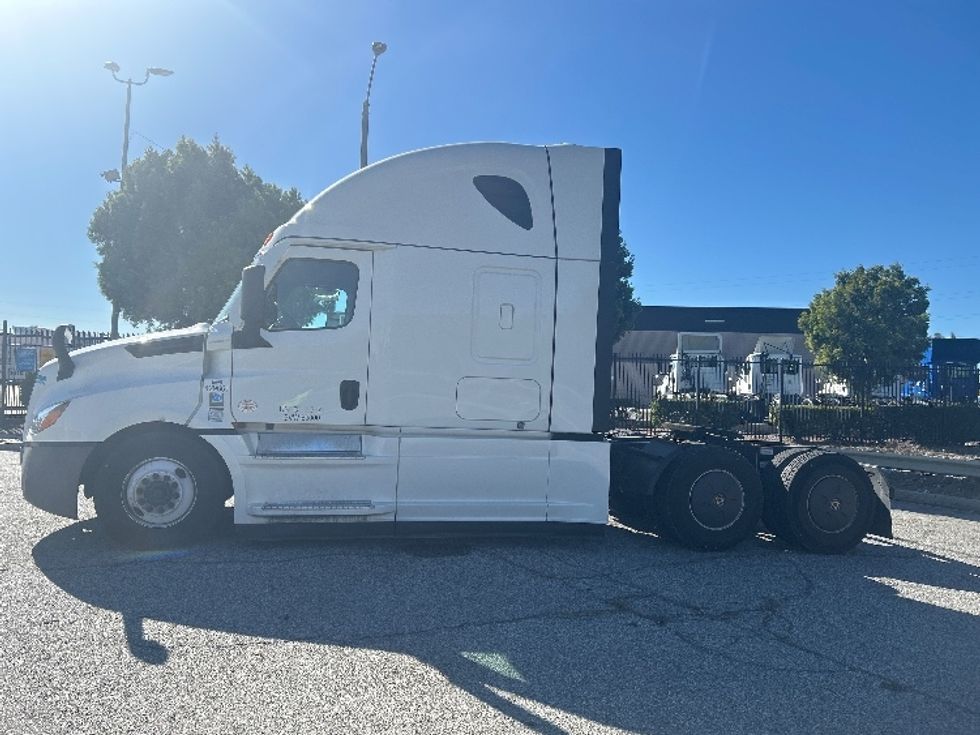 Sleeper Tractor-Heavy Duty Tractors-Freightliner-2022-T12664ST-Carson-CA-508,471\n\t\tmiles-$ 66,500 - Image 4