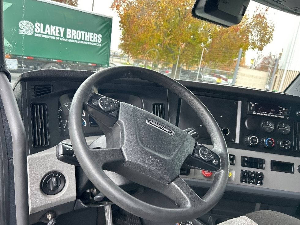 Sleeper Tractor-Heavy Duty Tractors-Freightliner-2022-T12664ST-Ceres-CA-337,068\n\t\tmiles-$ 94,500 - Image 10