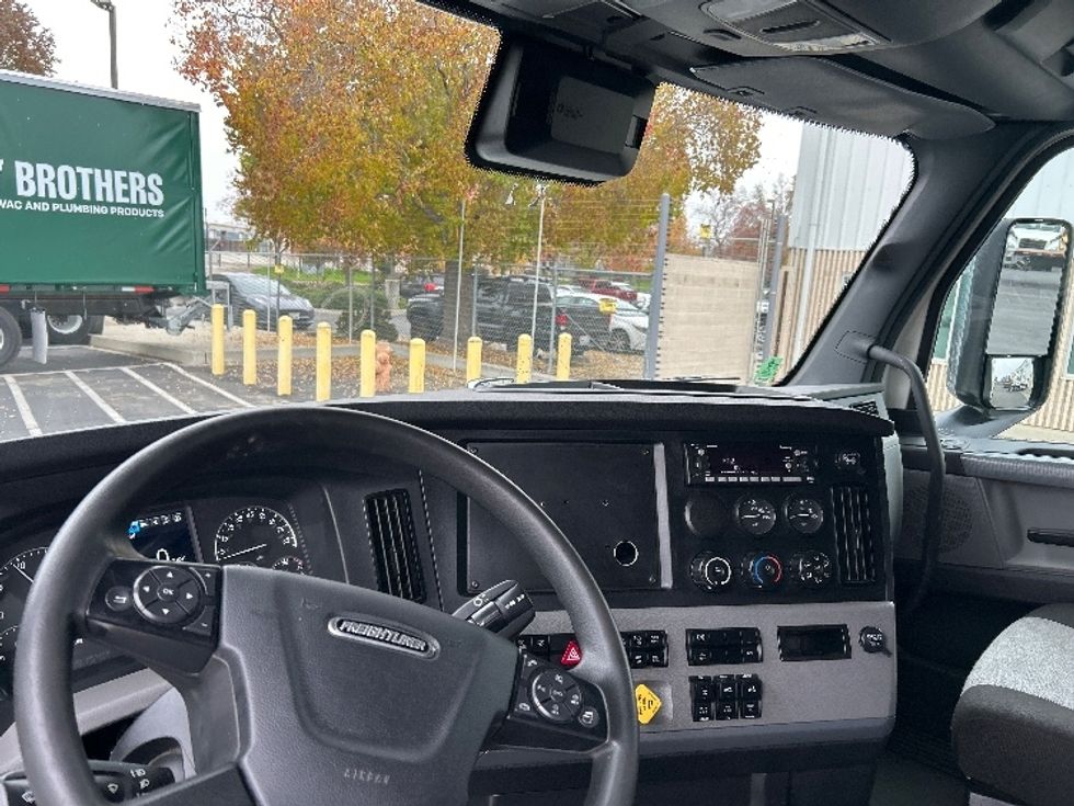 Sleeper Tractor-Heavy Duty Tractors-Freightliner-2022-T12664ST-Ceres-CA-337,068\n\t\tmiles-$ 94,500 - Image 11