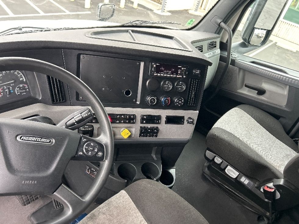 Sleeper Tractor-Heavy Duty Tractors-Freightliner-2022-T12664ST-Ceres-CA-337,068\n\t\tmiles-$ 94,500 - Image 12