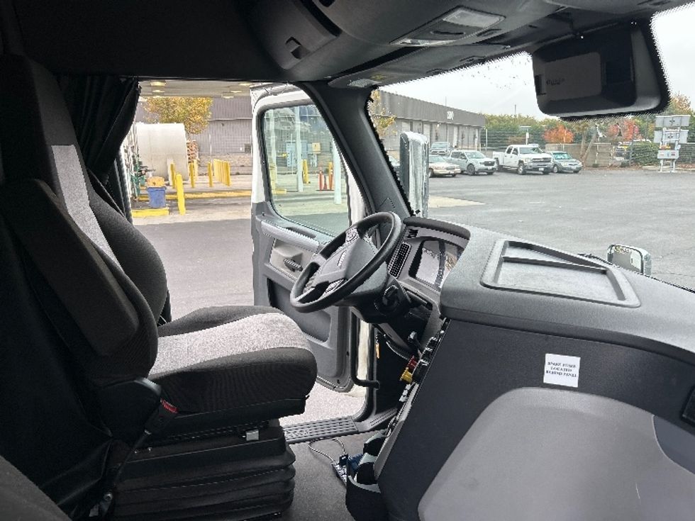 Sleeper Tractor-Heavy Duty Tractors-Freightliner-2022-T12664ST-Ceres-CA-337,068\n\t\tmiles-$ 94,500 - Image 15