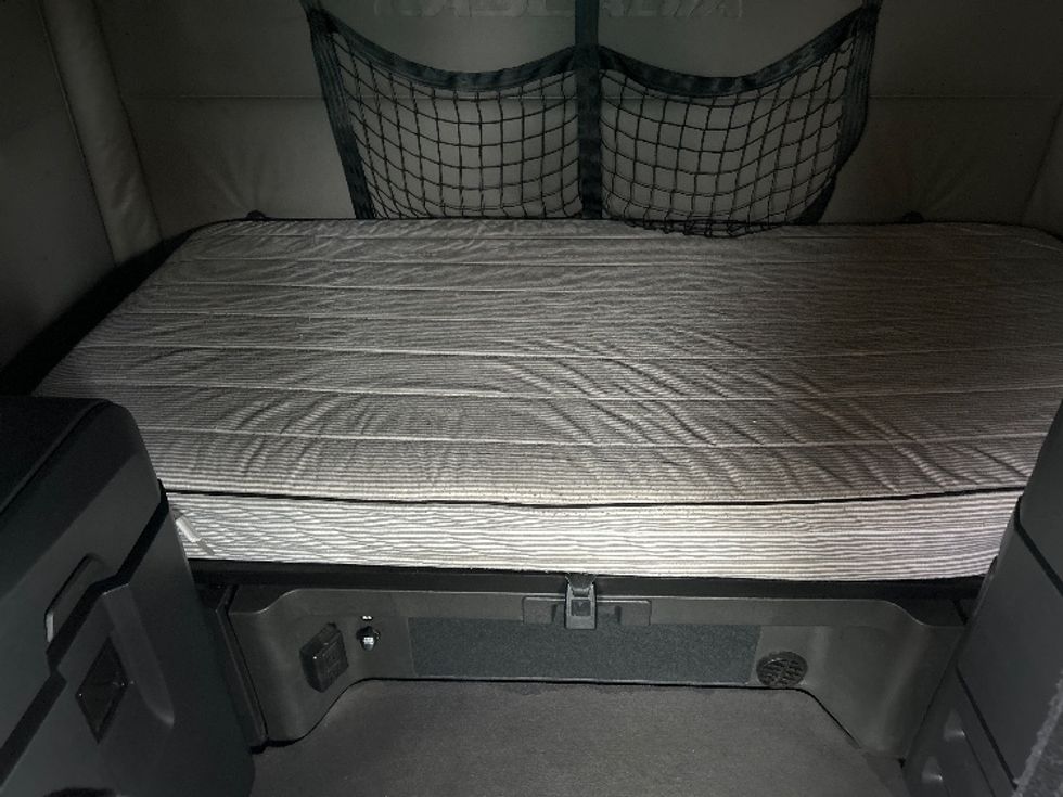 Sleeper Tractor-Heavy Duty Tractors-Freightliner-2022-T12664ST-Ceres-CA-337,068\n\t\tmiles-$ 94,500 - Image 16