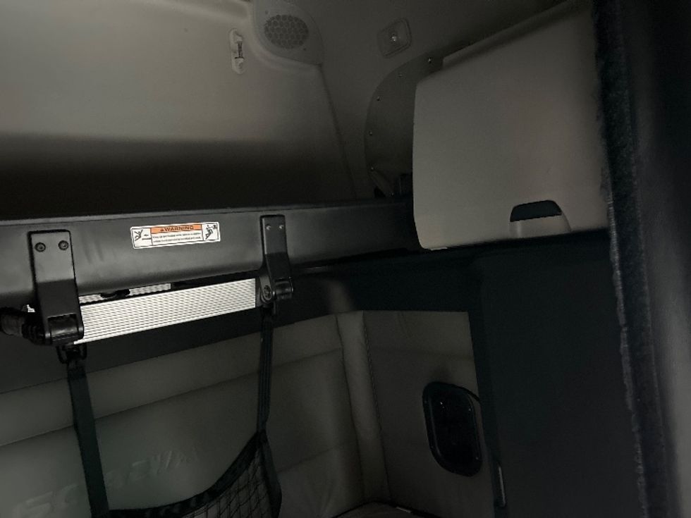 Sleeper Tractor-Heavy Duty Tractors-Freightliner-2022-T12664ST-Ceres-CA-337,068\n\t\tmiles-$ 94,500 - Image 18