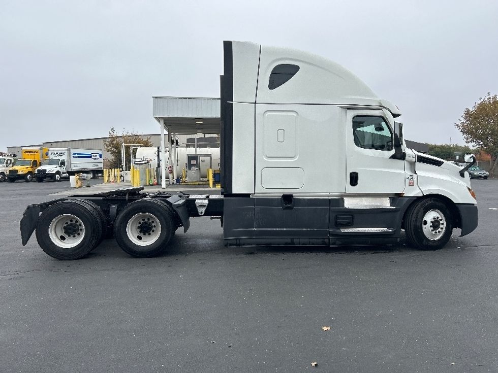 Sleeper Tractor-Heavy Duty Tractors-Freightliner-2022-T12664ST-Ceres-CA-337,068\n\t\tmiles-$ 94,500 - Image 8
