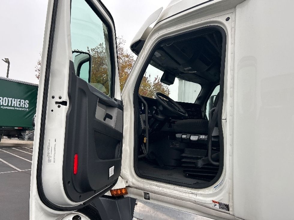 Sleeper Tractor-Heavy Duty Tractors-Freightliner-2022-T12664ST-Ceres-CA-337,068\n\t\tmiles-$ 94,500 - Image 9