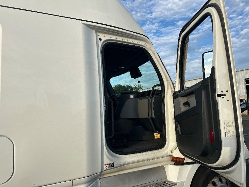 Sleeper Tractor-Heavy Duty Tractors-Freightliner-2022-T12664ST-Ceres-CA-438,525\n\t\tmiles-$ 86,750 - Image 13