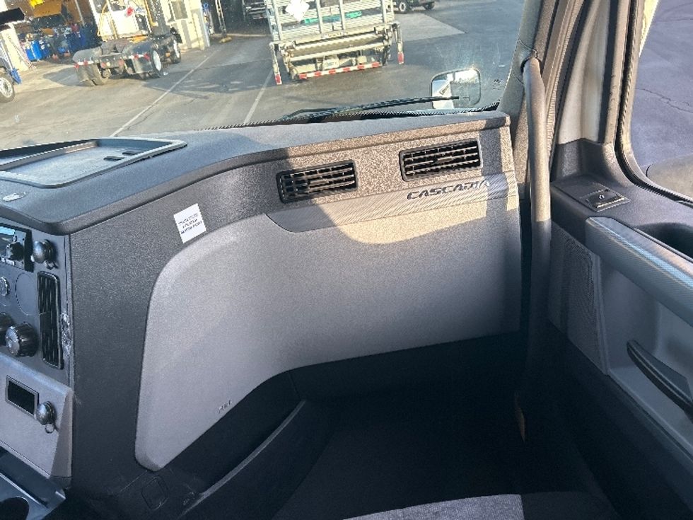 Sleeper Tractor-Heavy Duty Tractors-Freightliner-2022-T12664ST-Ceres-CA-438,525\n\t\tmiles-$ 86,750 - Image 14