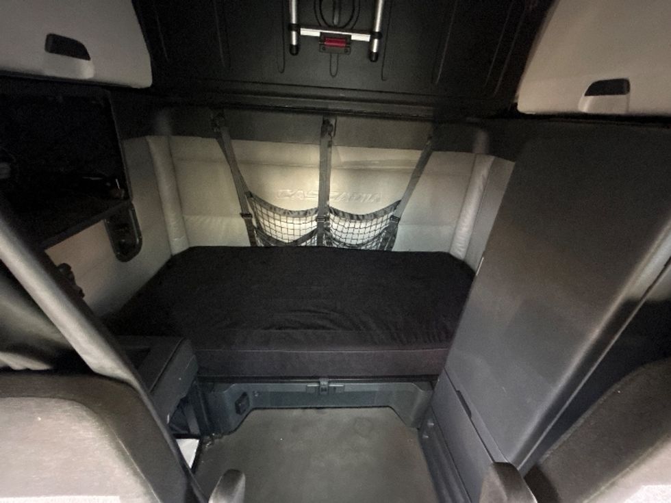 Sleeper Tractor-Heavy Duty Tractors-Freightliner-2022-T12664ST-Ceres-CA-438,525\n\t\tmiles-$ 86,750 - Image 16