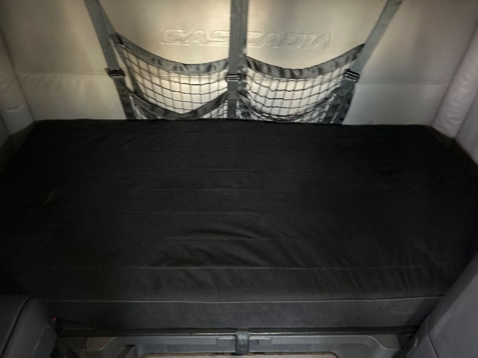 Sleeper Tractor-Heavy Duty Tractors-Freightliner-2022-T12664ST-Ceres-CA-438,525\n\t\tmiles-$ 86,750 - Image 17