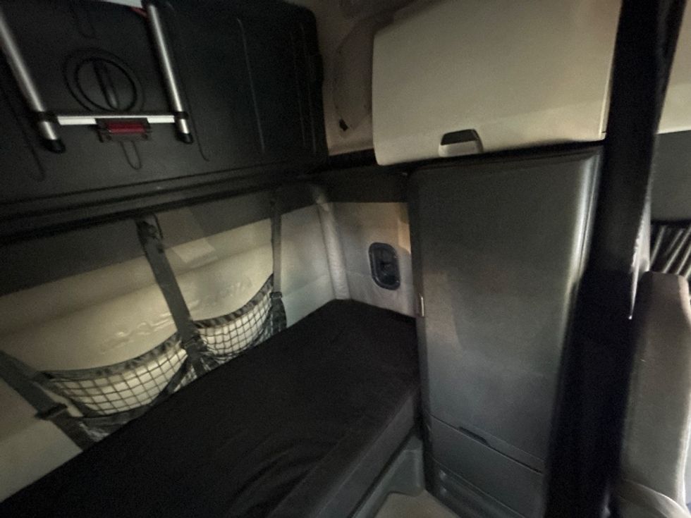 Sleeper Tractor-Heavy Duty Tractors-Freightliner-2022-T12664ST-Ceres-CA-438,525\n\t\tmiles-$ 86,750 - Image 18