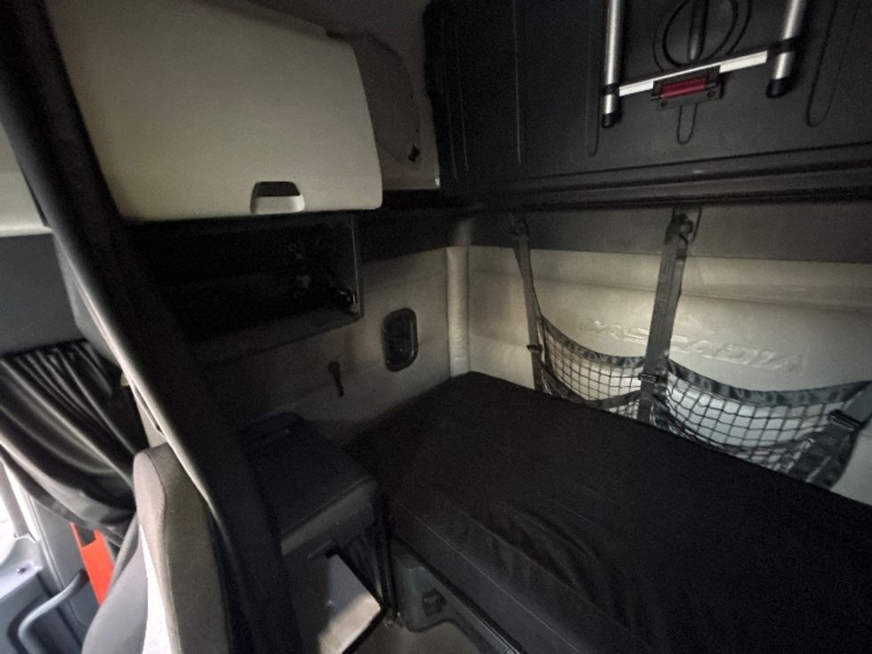 Sleeper Tractor-Heavy Duty Tractors-Freightliner-2022-T12664ST-Ceres-CA-438,525\n\t\tmiles-$ 86,750 - Image 19