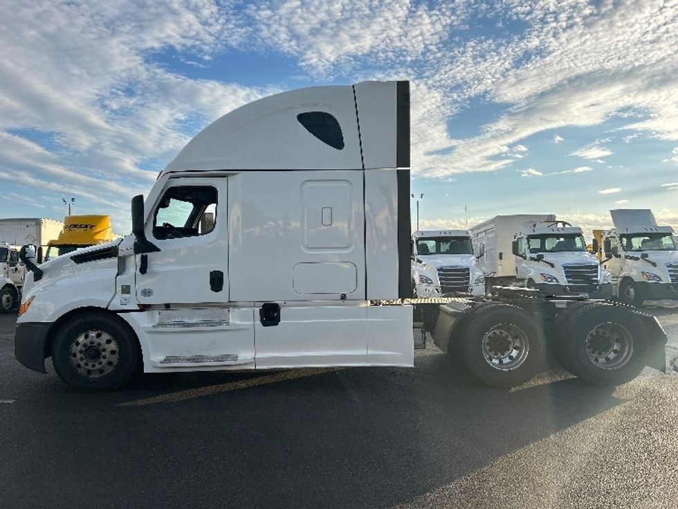 Sleeper Tractor-Heavy Duty Tractors-Freightliner-2022-T12664ST-Ceres-CA-438,525\n\t\tmiles-$ 86,750 - Image 4