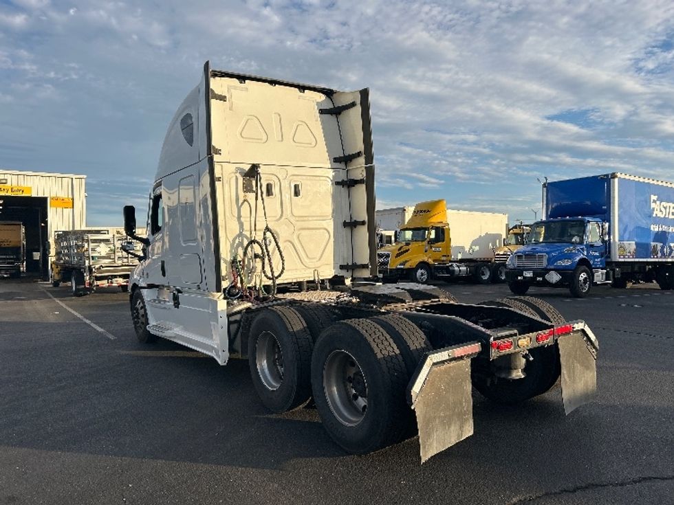 Sleeper Tractor-Heavy Duty Tractors-Freightliner-2022-T12664ST-Ceres-CA-438,525\n\t\tmiles-$ 86,750 - Image 5