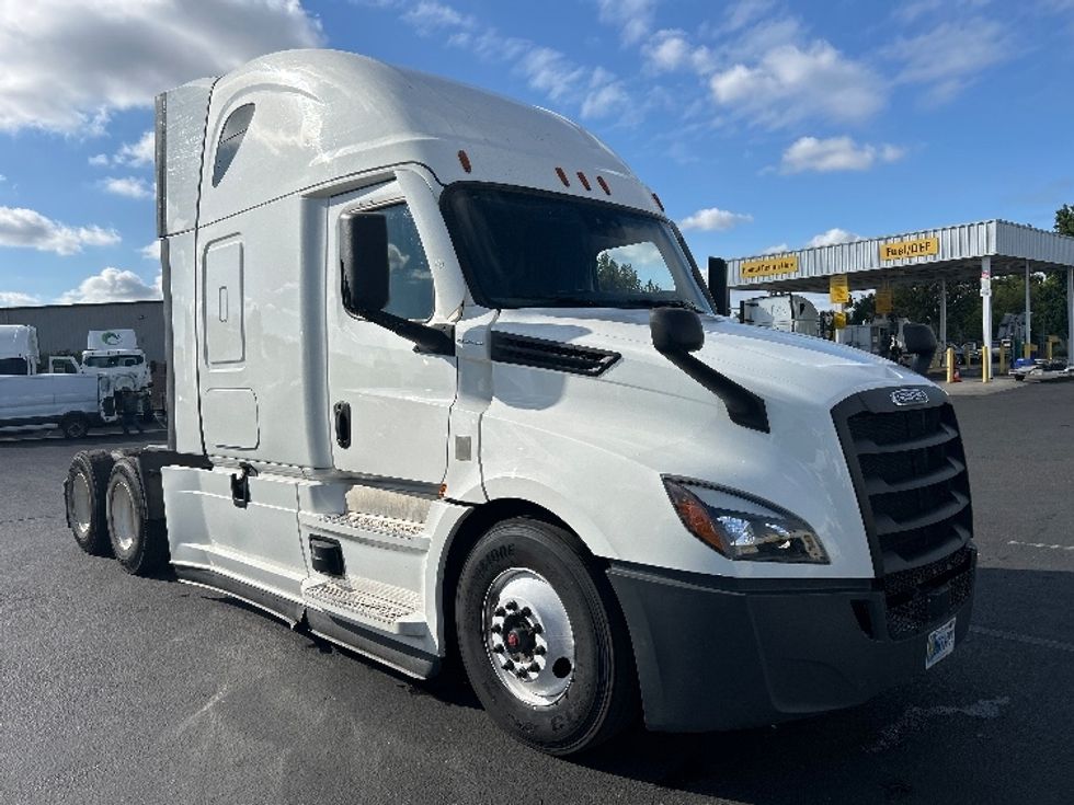 Sleeper Tractor-Heavy Duty Tractors-Freightliner-2022-T12664ST-Ceres-CA-556,096\n\t\tmiles-$ 72,250 - Image 1