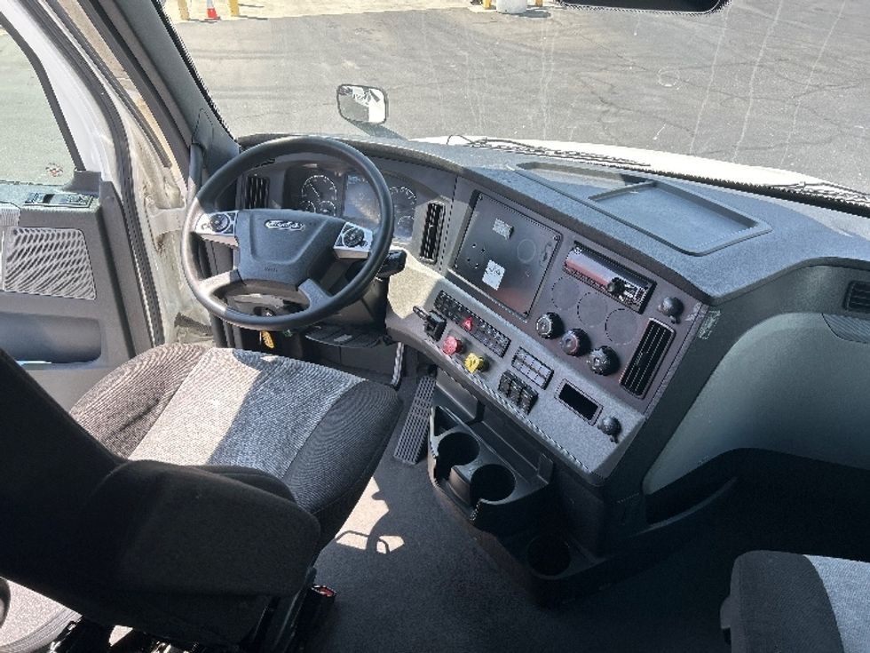 Sleeper Tractor-Heavy Duty Tractors-Freightliner-2022-T12664ST-Ceres-CA-556,096\n\t\tmiles-$ 72,250 - Image 12