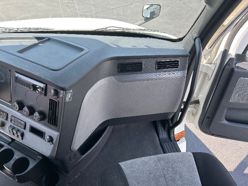 Sleeper Tractor-Heavy Duty Tractors-Freightliner-2022-T12664ST-Ceres-CA-556,096\n\t\tmiles-$ 72,250 - Image 14