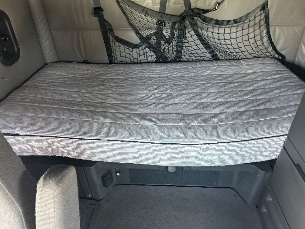 Sleeper Tractor-Heavy Duty Tractors-Freightliner-2022-T12664ST-Ceres-CA-556,096\n\t\tmiles-$ 72,250 - Image 16