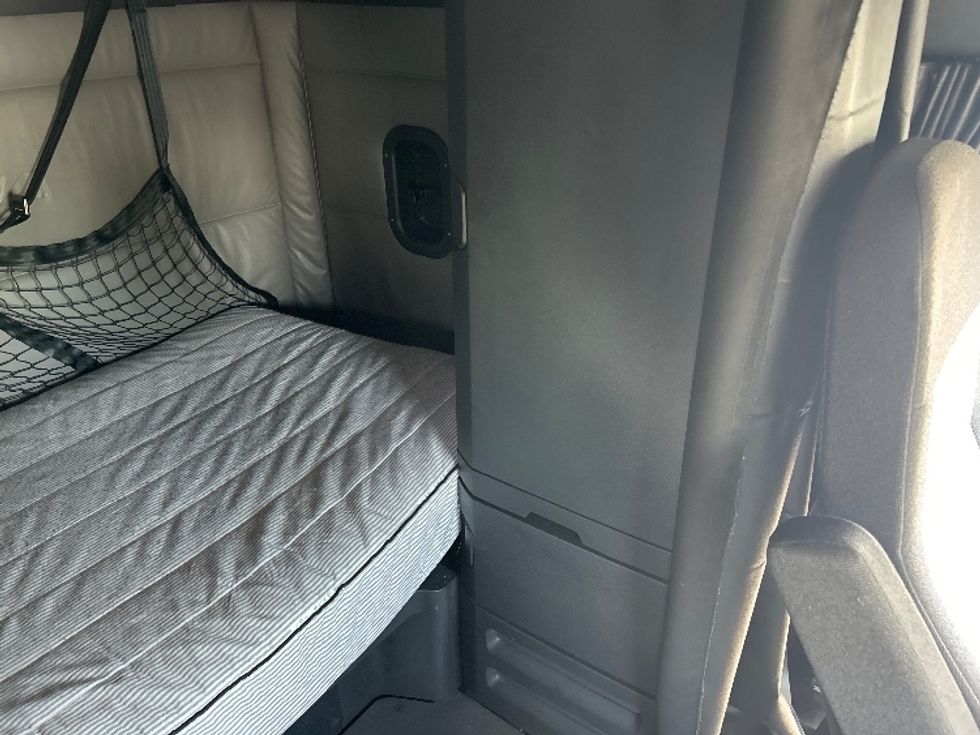 Sleeper Tractor-Heavy Duty Tractors-Freightliner-2022-T12664ST-Ceres-CA-556,096\n\t\tmiles-$ 72,250 - Image 18