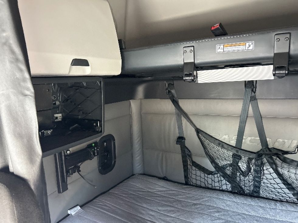 Sleeper Tractor-Heavy Duty Tractors-Freightliner-2022-T12664ST-Ceres-CA-556,096\n\t\tmiles-$ 72,250 - Image 19