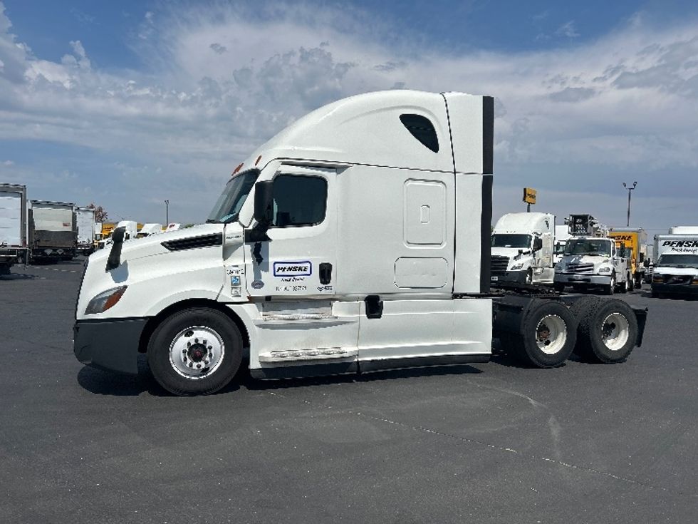 Sleeper Tractor-Heavy Duty Tractors-Freightliner-2022-T12664ST-Ceres-CA-556,096\n\t\tmiles-$ 72,250 - Image 4