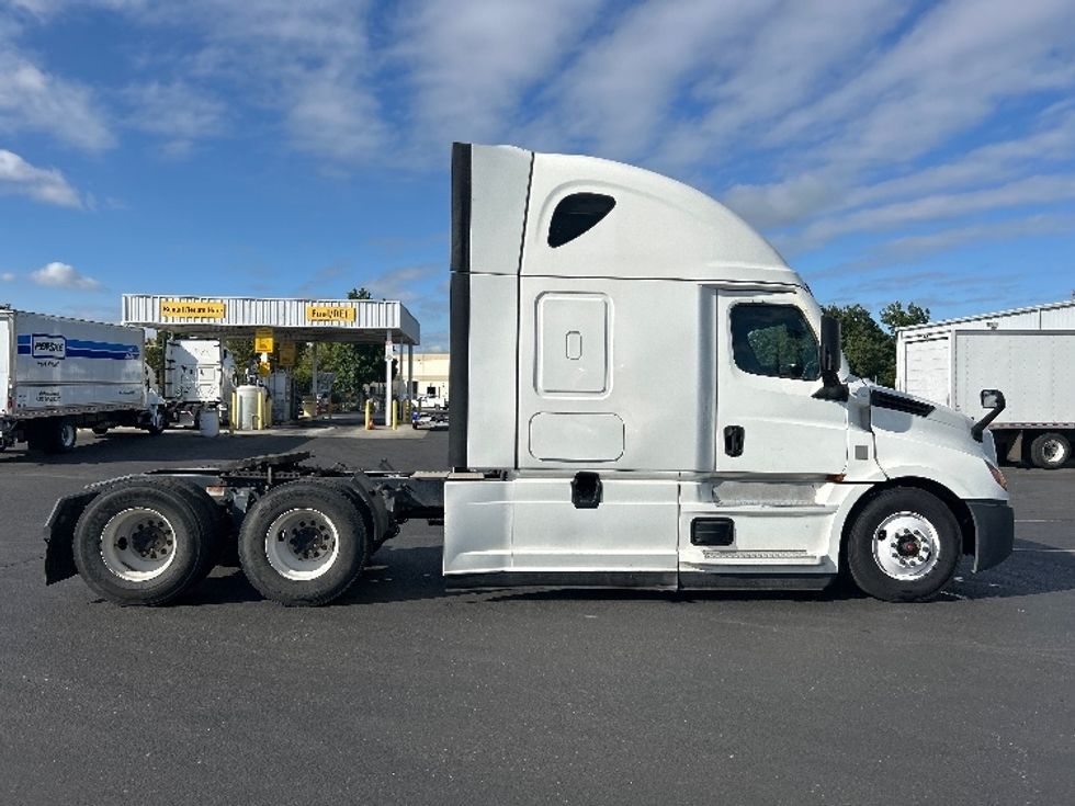 Sleeper Tractor-Heavy Duty Tractors-Freightliner-2022-T12664ST-Ceres-CA-556,096\n\t\tmiles-$ 72,250 - Image 8