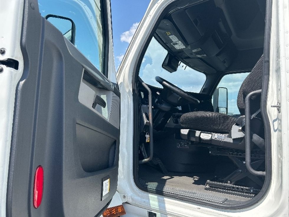 Sleeper Tractor-Heavy Duty Tractors-Freightliner-2022-T12664ST-Ceres-CA-556,096\n\t\tmiles-$ 72,250 - Image 9