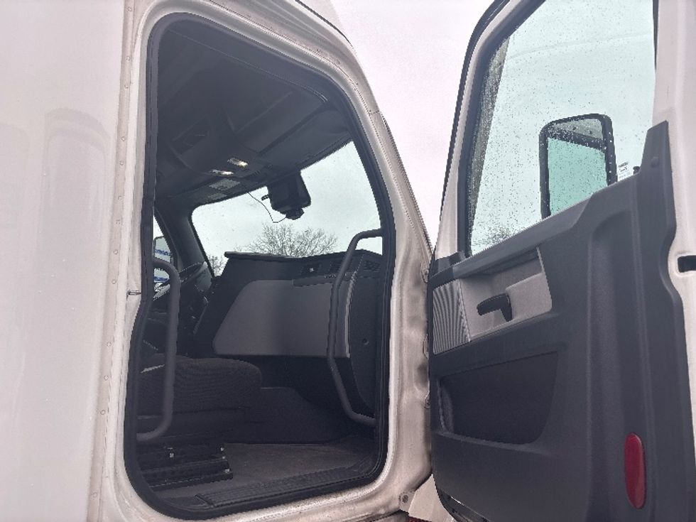 Sleeper Tractor-Heavy Duty Tractors-Freightliner-2022-T12664ST-Charlotte-NC-273,582\n\t\tmiles-$ 87,000 - Image 13